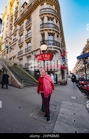 Femme française en face de la station de métro, Paris. Banque D'Images