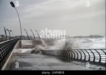 Le soleil sort comme Storm Franklin passe par.Waves se brisent contre la digue lors d'une journée de tempête à Blackpool Banque D'Images