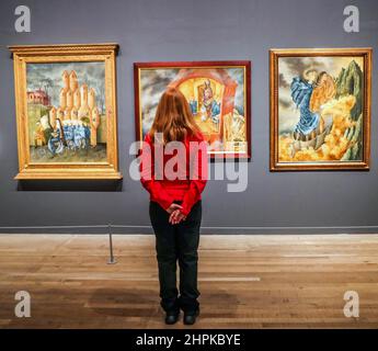 Londres Royaume-Uni 22 février 2022 Remedios Varo, Mexique, L à R Hacia la Torre, Bordando el Manto Terrestre, la Huida, Triptych des peintures qui n'ont pas vu ensemble depuis 60 ans. Paul Quezada-Neiman/Alamy Live News Banque D'Images