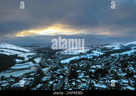 Le soleil se couche sur les Pennines lors d'une froide journée d'hiver à Holmfirth, West Yorkshire, Banque D'Images