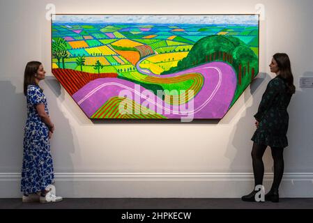 Londres, Royaume-Uni. 22 février 2022. Le personnel pose avec “Garrowby Hill”, 2017, par David Hockney (est. Entre 7 500 000 et 10 500 000 £). Aperçu de la vente prochaine d’art moderne et contemporain par Sotheby les œuvres seront mises aux enchères aux galeries de la rue New Bond de Sotheby le 2 mars. Credit: Stephen Chung / Alamy Live News Banque D'Images