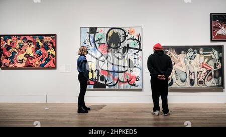 Londres, Royaume-Uni. 22nd févr. 2022. Le personnel pose avec Joan Miro, Mai 68, 1968-73 et d'autres œuvres dans l'exposition. Surréalisme au-delà des frontières est une exposition historique qui vise à montrer comment les artistes du monde entier ont été inspirés et unis par le surréalisme, à travers le monde et plus de 50 ans. Il se tiendra à Tate Modern du 24 février au 29 août 2022. Credit: Imagetraceur/Alamy Live News Banque D'Images
