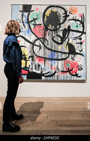 Londres, Royaume-Uni. 22nd févr. 2022. Le personnel pose avec Joan Miro, Mai 68, 1968-73. Surréalisme au-delà des frontières est une exposition historique qui vise à montrer comment les artistes du monde entier ont été inspirés et unis par le surréalisme, à travers le monde et plus de 50 ans. Il se tiendra à Tate Modern du 24 février au 29 août 2022. Credit: Imagetraceur/Alamy Live News Banque D'Images