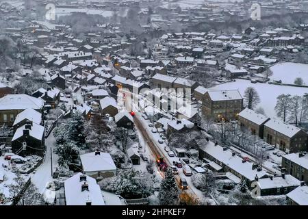 Holmfirth une ville du marché du West Yorkshire basée au fond des Pennines, est touchée par les conditions météorologiques hivernales. Les voitures ont du mal à négocier le dérapage Banque D'Images