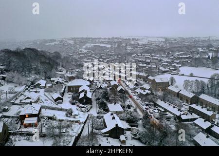 Holmfirth une ville du marché du West Yorkshire basée au fond des Pennines, est touchée par les conditions météorologiques hivernales. Les voitures peinent à négocier les routes Banque D'Images