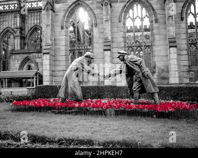 Andy Edwards ; « trêve de Noël » ; Église Saint-Luc ; Liverpool, « tous ensemble maintenant » ; Trêve; trêve de Noël; tous ensemble maintenant; coquelicot; coquelicots; mer de pop Banque D'Images