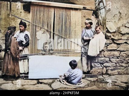 Kabyle tisserand Native Loom, Northern Algeria dans le livre « The Living races of Mankinds » un récit illustré populaire des coutumes, des habitudes, des activités, des fêtes et des cérémonies des races de l'humanité dans le monde entier par Sir Harry Hamilton Johnston, Et Henry Neville Hutchinson publié à Londres par Hutchinson & Co. En 1902 Banque D'Images