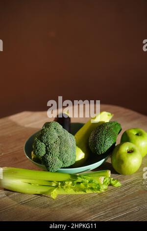 légumes et fruits céleri, brocoli, aubergine, pommes, avocat, moelle Banque D'Images