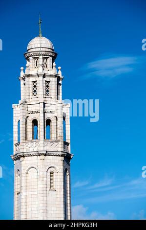 Tour de l'église blanche de Lytham contre le ciel bleu Banque D'Images