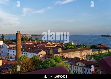 Vue imprenable sur le canal Giudecca depuis la terrasse de l'hôtel Hilton Molino Stucky, Venise, Vénétie, Italie, Europe Banque D'Images