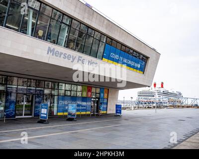 Jetée Mersey Feries à Pierhead, Liverpool, sur le Mersey. Là où les ferries traversent Mersey jusqu'à Birkenhead, centre de vaccination Covid-19, Banque D'Images