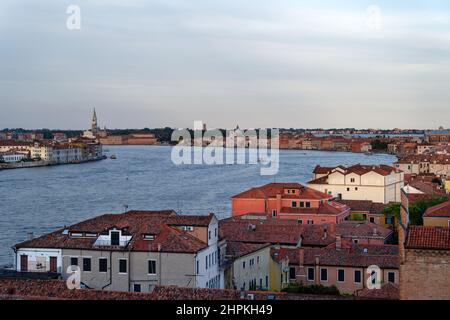 Vue imprenable sur le canal Giudecca depuis la terrasse de l'hôtel Hilton Molino Stucky, Venise, Vénétie, Italie, Europe Banque D'Images