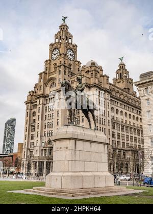 Edward VII, Monument, Liverpool, Pier Head, la statue équestre en bronze, le roi Edward VII, piédestal en pierre rectangulaire, Cunard Building, donnant sur, Banque D'Images