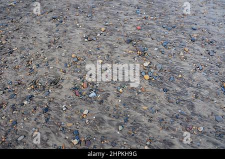 Sable et galets sur la plage de Whitby, dans le Yorkshire. Banque D'Images