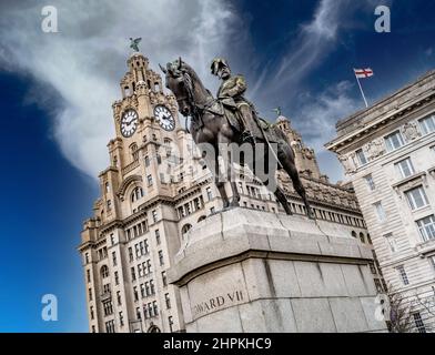 Le Liver Building, Liverpool, avec la statue d'Edward VII au premier plan, Banque D'Images