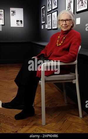 Marilyn Stafford (b 1925) est une photographe britannique née aux Etats-Unis. Elle a travaillé principalement comme photojournaliste freelance basée à Paris en 1950s et début 1960s, puis à Londres, se rendant au Liban, en Tunisie, en Inde et ailleurs. Son travail a été publié dans l'Observateur et dans d'autres journaux. Stafford a également travaillé comme photographe de mode à Paris, où elle a photographié des modèles dans les rues dans des situations de tous les jours. Photo ici lors d'une rétrospective de son travail au musée et à la galerie d'art de Brighton Banque D'Images