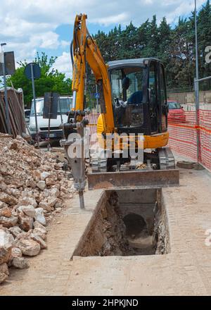 La tête de la pelle hydraulique est une route de forage. Banque D'Images