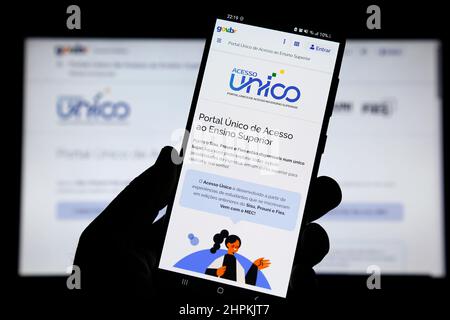 Minas Gerais, Brésil - 22 février 2022 : téléphone cellulaire et écran d'ordinateur avec le site Acesso Unico Banque D'Images