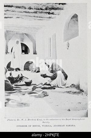 INTÉRIEUR DE LA MAISON, WARGLA, SAHARA ALGÉRIEN. Du livre « les races vivantes de l'humanité » un récit illustré populaire des coutumes, des habitudes, des activités, des fêtes et des cérémonies des races de l'humanité dans le monde par Sir Harry Hamilton Johnston, Et Henry Neville Hutchinson publié à Londres par Hutchinson & Co. En 1902 Banque D'Images