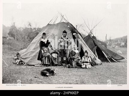 Un campement en Laponie tiré du livre « les races vivantes de l'humanité » un récit illustré populaire des coutumes, des habitudes, des activités, des fêtes et des cérémonies des races de l'humanité dans le monde par Sir Harry Hamilton Johnston, Et Henry Neville Hutchinson Volume 2 publié à Londres par Hutchinson & Co. En 1902 Banque D'Images