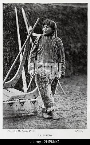 Eskimo Man Eskimo ou Eskimos est un terme utilisé pour désigner deux peuples autochtones étroitement liés : les Inuits (y compris l'Iñupiat de l'Alaska, les Inuits du Groenland et les Inuits du Canada) et le Yupik (ou Yupik) de l'est de la Sibérie et de l'Alaska. Un troisième groupe apparenté, l'Aléut, qui habite les îles Aléoutiennes, est généralement exclu de la définition d'Eskimo. Les trois groupes partagent un ancêtre commun relativement récent, et parlent des langues apparentées appartenant à la famille de langues Eskimo–Aleut. Du livre ' les races vivantes de l'humanité ' un récit illustré populaire des coutumes, des habitudes, p Banque D'Images