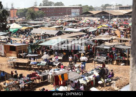 (220222) -- HARARE, 22 février 2022 (Xinhua) -- la photo prise le 8 février 2022 montre des marchés de fortune à Mbare, au sud du centre-ville de Harare, au Zimbabwe. Pour de nombreux visiteurs, Mbare, qui est l'un des établissements à faible revenu de Harare, semble être un canton chaotique et crasseux. Les rues poussiéreuses de la région, les immeubles d'appartements délabrés et ses marchés de bord de route bondés ne font pas le règlement une faveur. Malgré tout le chaos qui caractérise Mbare, un examen plus en détail révèle que parmi tout ce chaos se trouvent des citoyens industrieux qui tentent de faire de leur mieux pour vivre dans un environnement économique difficile. POUR ALLER Banque D'Images