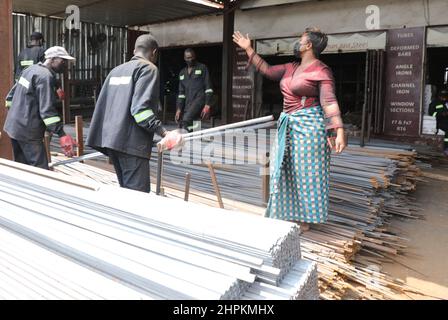 (220222) -- HARARE, 22 février 2022 (Xinhua) -- Melody Mtukudzi (1st R) donne des instructions à ses employés de Magaba, Mbare, Harare, Zimbabwe, 8 février, 2022. Pour de nombreux visiteurs, Mbare, qui est l'un des établissements à faible revenu de Harare, semble être un canton chaotique et crasseux. Les rues poussiéreuses de la région, les immeubles d'appartements délabrés et ses marchés de bord de route bondés ne font pas le règlement une faveur. Malgré tout le chaos qui caractérise Mbare, un examen plus en détail révèle qu'au milieu de tout ce chaos, des citoyens industrieux s'efforcent de faire de leur mieux pour vivre dans un environnement économique difficile Banque D'Images