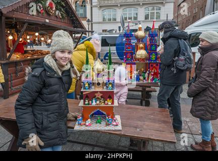 Jeune fille avec scène de la nativité de Cracovie Szopka, réalisée par elle à l'école, pour exposition lors du concours annuel en décembre, événement inclus dans la liste du patrimoine culturel de l'UNESCO, à la place du marché principal, Cracovie, Pologne Banque D'Images