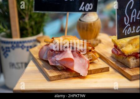 Cuisine italienne de rue, sandwichs au jambon de Parme, pain aux viandes séchées sur le marché de Florence, Italie Traduction en anglais: Mortadella de Bologne, salami Banque D'Images