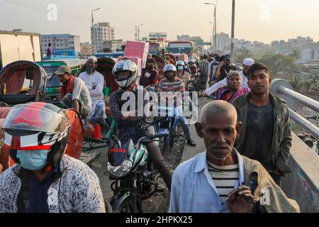 Dhaka, Bangladesh. 22nd févr. 2022. Les motards attendent dans un embouteillage dans la vieille ville de Dhaka, au Bangladesh. (Credit image: © Kazi Salahuddin via ZUMA Press Wire) Credit: ZUMA Press, Inc./Alamy Live News Banque D'Images