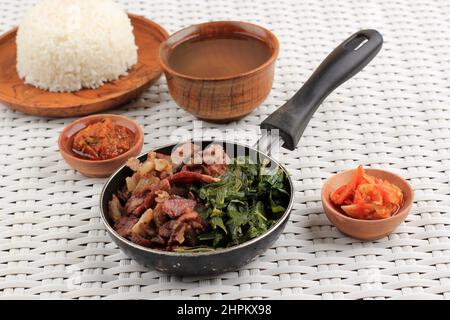 SEI SAPI, bœuf fumé sautés avec matah de Sambal et luat de Sambal Banque D'Images