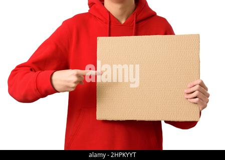 Mains de l'adolescent tenant une bannière en carton marron vierge et un index pointant dans l'espace de copie, isolé sur fond blanc. Recherche d'emploi, vente, publicité Banque D'Images