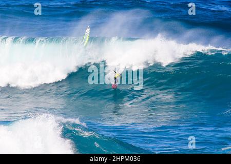 A Coruna-Espagne. Championnat international de grandes vagues dans la catégorie d'aviron 'Coruna grandes vagues' à O Portiño. Championnat espagnol de grande vague le 19 février, Banque D'Images