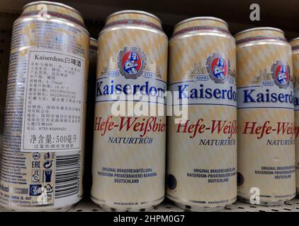 YICHANG, CHINE - 22 FÉVRIER 2022 - bière allemande en vente dans un supermarché de Yichang, province de Hubei, Chine, 22 février 2022. Le commerce bilatéral entre les deux pays Banque D'Images