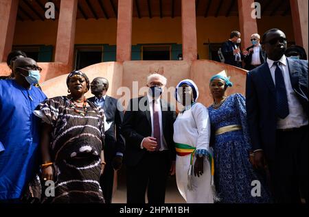 Dakar, Sénégal. 22nd févr. 2022. Le président allemand Frank-Walter Steinmeier visite le musée de la Maison des Esclaves (Slave House) sur l'île de Gorée. Le Président Steinmeier effectue une visite de trois jours en République centrafricaine de l'Ouest du Sénégal. Credit: Bernd von Jutrczenka/dpa/Alamy Live News Banque D'Images