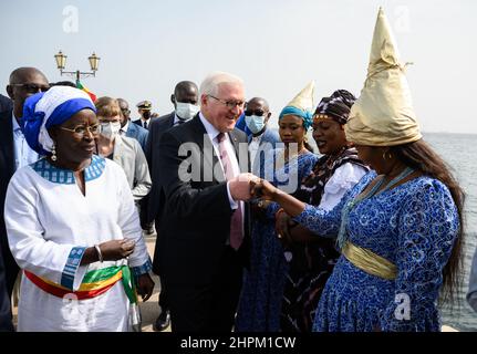 Dakar, Sénégal. 22nd févr. 2022. Le président allemand Frank-Walter Steinmeier visite l'île de Gorée et y est accueilli par les habitants. Le Président Steinmeier effectue une visite de trois jours en République centrafricaine de l'Ouest du Sénégal. Credit: Bernd von Jutrczenka/dpa/Alamy Live News Banque D'Images