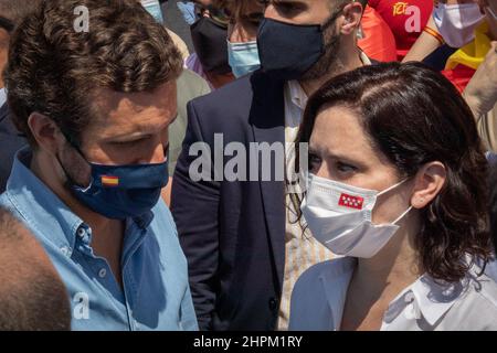 13 juin 2021, Madrid, Madrid, Espagne: Pablo Casado et Isabel Diaz Ayuso participent à la manifestation contre les grâces du gouvernement espagnol des prisonniers politiques catalans condamnés pour le ''processus'' sur la Plaza de Colon à Madrid. Des représentants des partis politiques PP, VOX et Ciudadanos ont assisté à la manifestation. (Credit image: © Alvaro Laguna/Pacific Press via ZUMA Press Wire) Banque D'Images