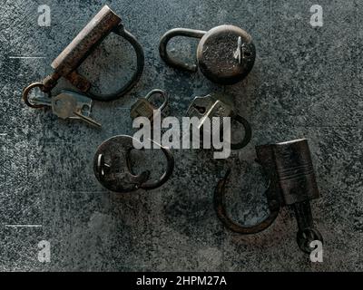 02 21 2022 Vintage Old Locks and keys on Dark.Background studio tourné Lokgram Kalyan Maharashtra Inde. Banque D'Images