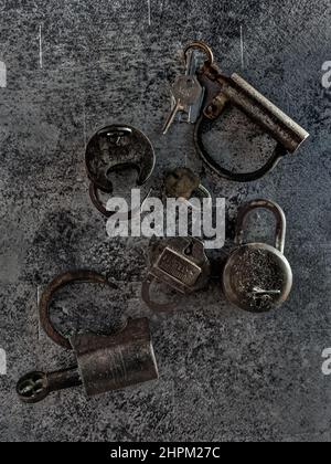 02 21 2022 Vintage Old Locks and keys on Dark.Background studio tourné Lokgram Kalyan Maharashtra Inde. Banque D'Images