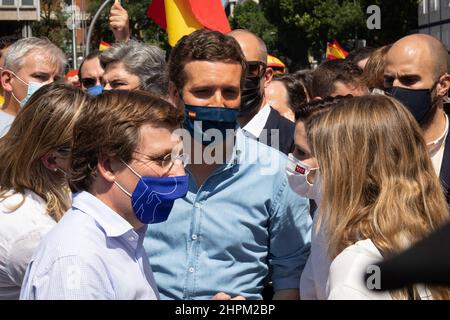 13 juin 2021, Madrid, Madrid, Espagne: Pablo Casado, Isabel Diaz Ayuso et José Luis Martinez Almeida participent à la manifestation contre les grâces du gouvernement espagnol des prisonniers politiques catalans condamnés pour le ''processus'' sur la Plaza de Colon. Des représentants des partis politiques PP, VOX et Ciudadanos ont assisté à la manifestation. (Credit image: © Alvaro Laguna/Pacific Press via ZUMA Press Wire) Banque D'Images