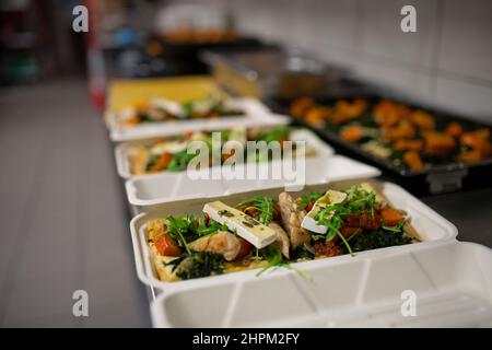 Repas dans des récipients préparés pour emporter dans le restaurant de cuisine. Banque D'Images