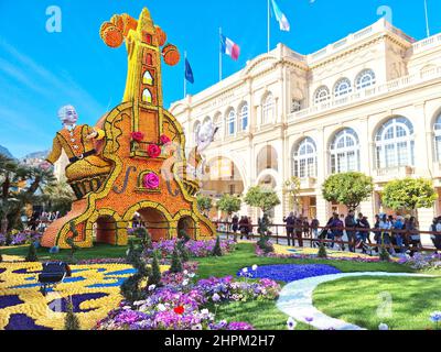Menton, France - 20 février 2022 : l'art fait de citrons et d'oranges dans le célèbre Festival du citron (tête du citron) à Menton, France. Le fameux fruit g Banque D'Images