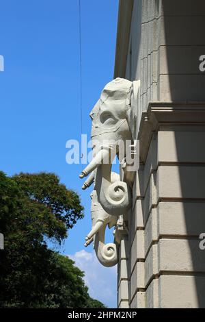 Des éléphants emblématiques se trouvent dans un bâtiment du fort Colombo, au Sri Lanka Banque D'Images