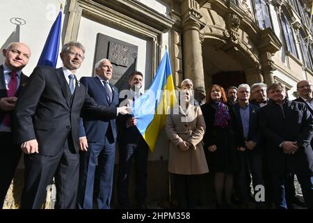 Prague, République tchèque. 22nd févr. 2022. Milos Vystrcil, président du Sénat tchèque (Démocrates civiques, ODS), 2nd à gauche, et Jiri Ruzicka, 3rd à gauche, Raise Ukraine's National Flag a montré son soutien à Kiev. M. Yevhen Perebyinis, ambassadeur d'Ukraine en République tchèque, 4th à gauche, et M. Pavel Fischer, à gauche, assistent à la réunion à Prague (République tchèque), le 22 février 2022. Crédit : vit Simanek/CTK photo/Alay Live News Banque D'Images