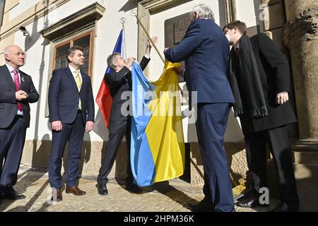 Prague, République tchèque. 22nd févr. 2022. Milos Vystrcil, président du Sénat tchèque (Démocrates civiques, ODS), 3rd à gauche, et Jiri Ruzicka, 2nd à droite, Raise Ukraine's National Flag a montré son soutien à Kiev. M. Yevhen Perebyinis, ambassadeur d'Ukraine en République tchèque, 2nd à gauche, et M. Pavel Fischer, à gauche, assistent à la réunion à Prague (République tchèque), le 22 février 2022. Crédit : vit Simanek/CTK photo/Alay Live News Banque D'Images