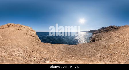 Vue panoramique à 360° de Vue panoramique hdr 360 sphérique sans couture de la hauteur des montagnes à la mer bleue en projection équirectangulaire, prête pour VR AR v