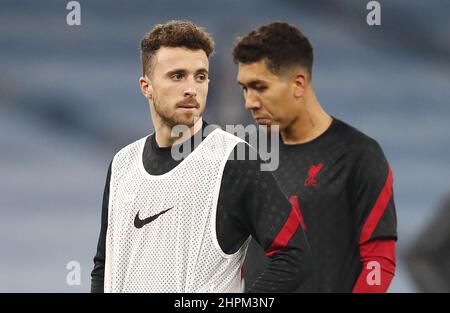 Photo du dossier datée du 08-11-2020 de Diogo Jota (à gauche) et Roberto Firmino de Liverpool, qui manqueront la visite de la Premier League de Leeds à Anfield mercredi soir. Date de publication : le mardi 22 février 2022. Banque D'Images