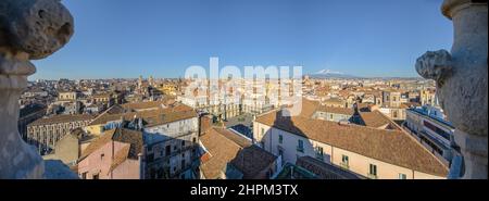 Vue panoramique du centre-ville de Catane depuis la terrasse de l'église Saint Agatha, avec des bâtiments historiques, des églises et une université, et le volcan Etna er Banque D'Images