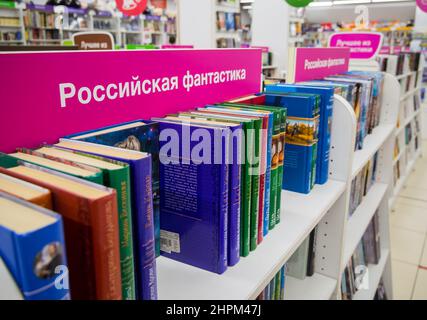 Tula, Russie - 3 janvier 2021 : étagères avec la science-fiction russe dans une librairie Banque D'Images