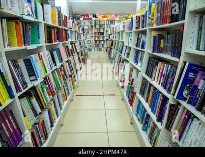 Tula, Russie - 3 janvier 2021 : étagères avec différents ouvrages dans une librairie Banque D'Images